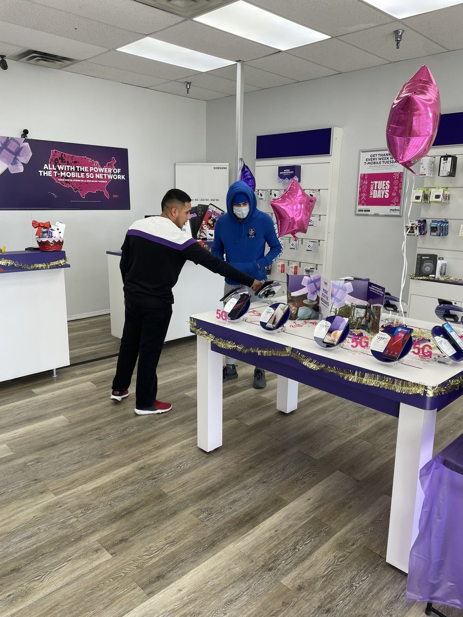 UsaCellular's tweet image. Great Friday at Cell USA EP💥💯@tripanuj @Ali_Mehdi4