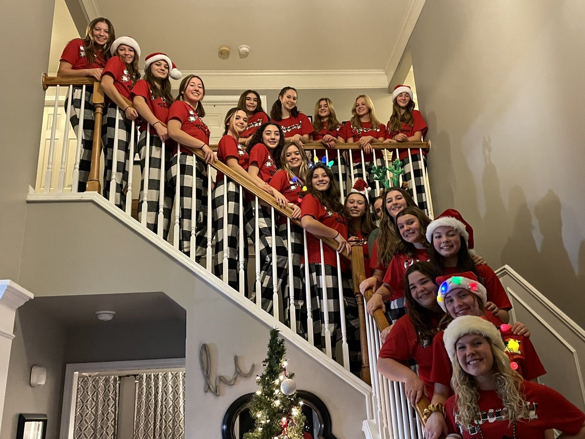 leyacarstensen's tweet photo. Wishing everyone a Merry Cheermas! ♥️ https://t.co/FEe4Kqo2p3