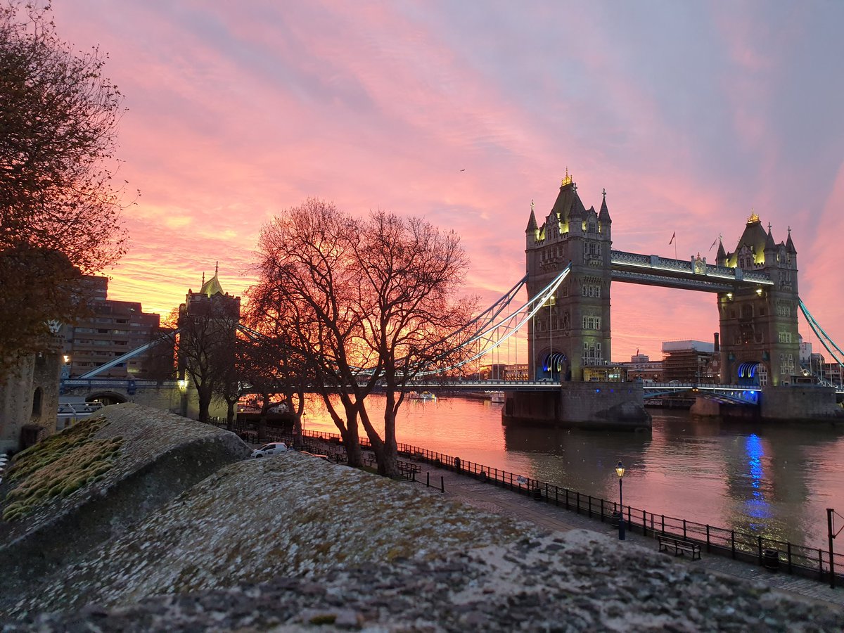 BeeRfeater's tweet photo. Just finishing Watchman, what an absolutely beautiful morning! 😍🏰🇬🇧 https://t.co/B4QFQKuSae