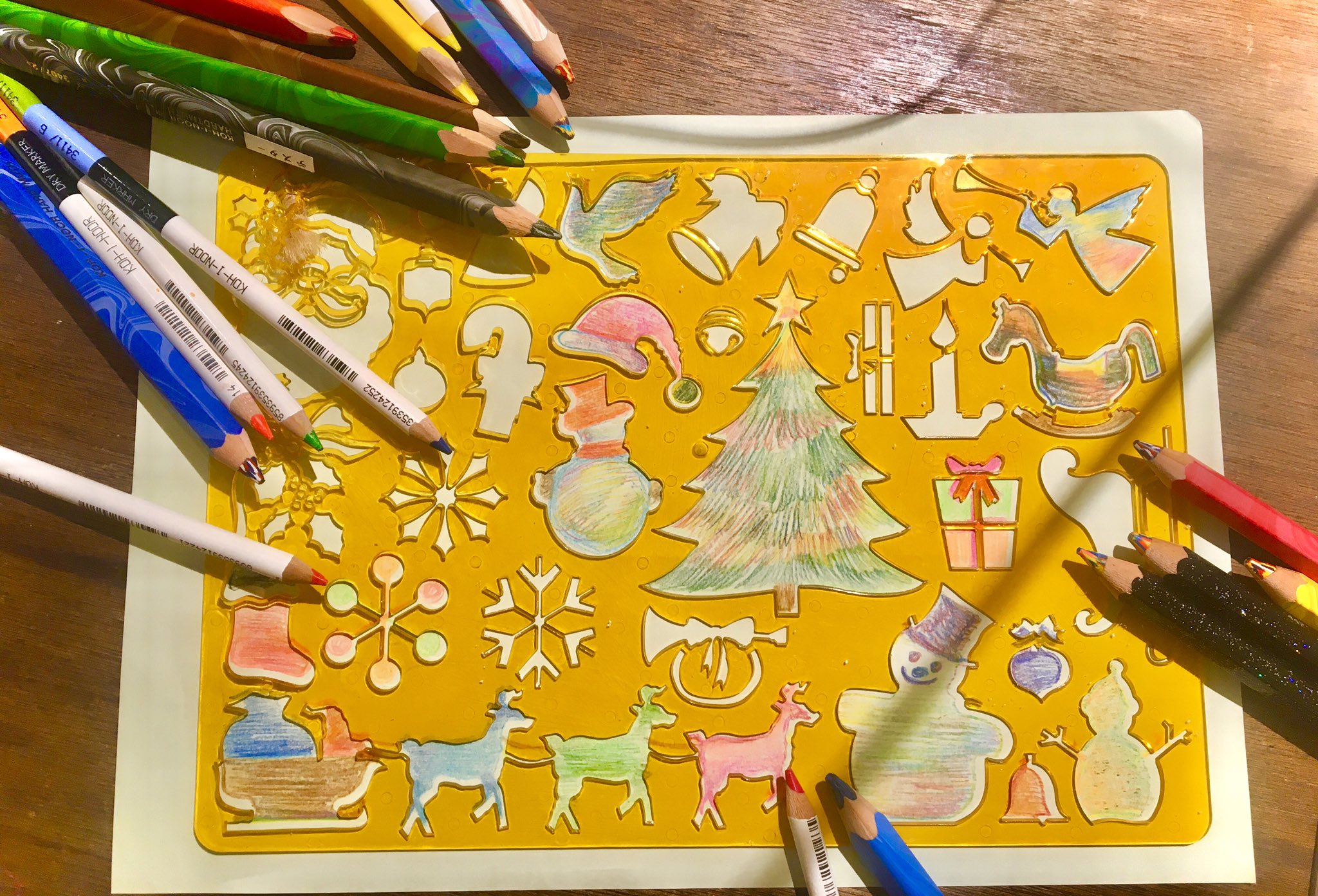 チェプロ 簡単に楽しくイラストが描けちゃうテンプレート 人気です 一本に3色入ったマジックペンシルで色を塗れば あっという間にカラフルな世界が広がりますよ 蛍光の色鉛筆も発色が良くて綺麗です 動物やお花 海の生き物や 乗り物など