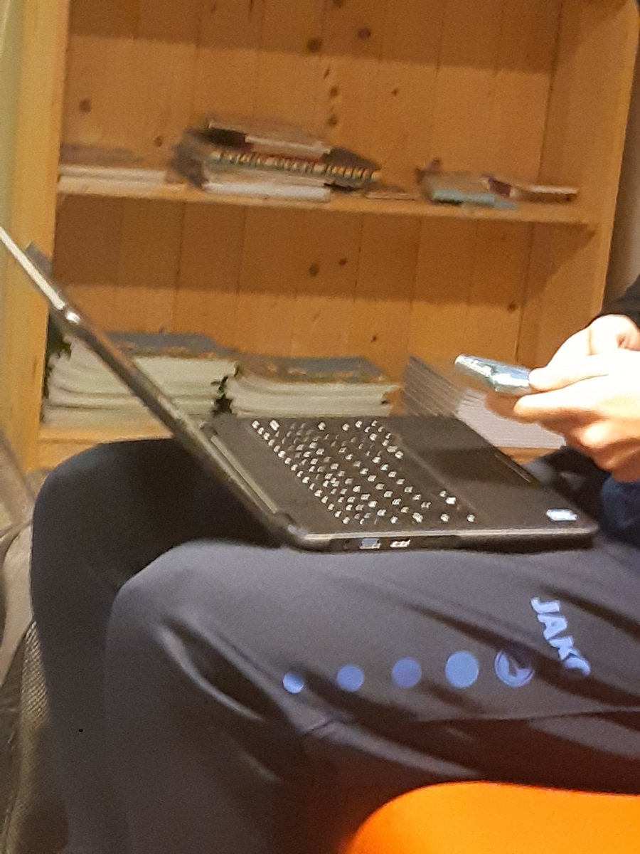 Zit hier op bureau vanaf 07:45 uur een 15 jarige puber een interview van me af te nemen voor maatschappijleer. Over ecrochat, privacy, toepassen van bevoegdheden en noodverordeningen. "Ja, kan mooi zo voor m'n voetbalwedstrijd". 

Jullie met de 'de jeugd van tegenwoordig' 😉
