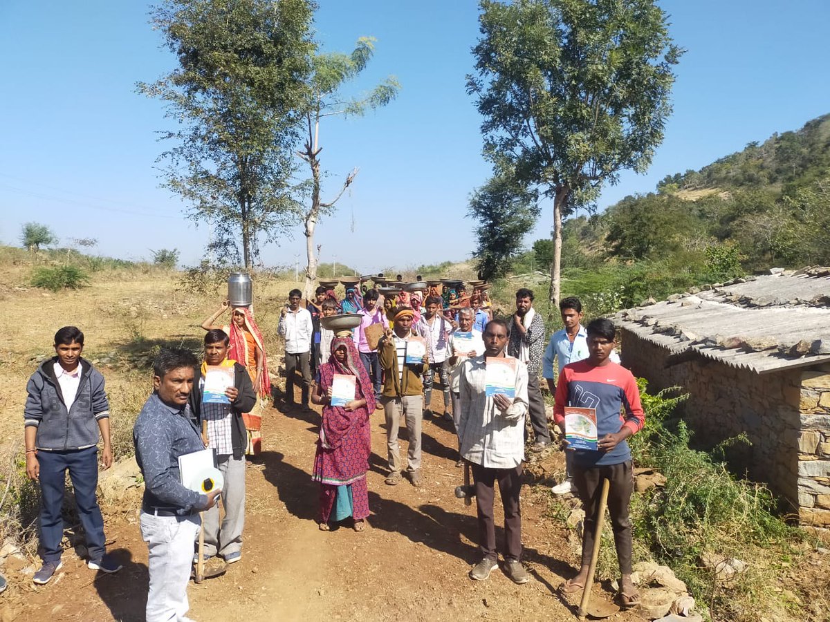 પોશિના તાલુકાના પીપળીયા ગામે મનરેગા યોજના અંતર્ગત રસ્તા નું માટી કામ ૪૫ શ્રમિકો દ્વારા ચાલુ કરવા મા આવેલ છે જેનાથી ગામ ના લોકો ને રોજગારી અને અવર જવર માટે સુવિધાઓમા વધારો થશે