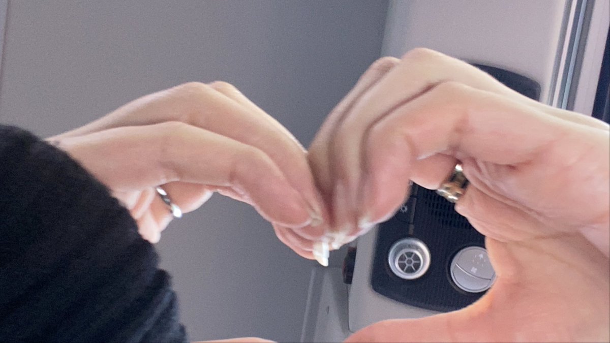 반팔만 입어도 따뜻할 것 같아요 ....