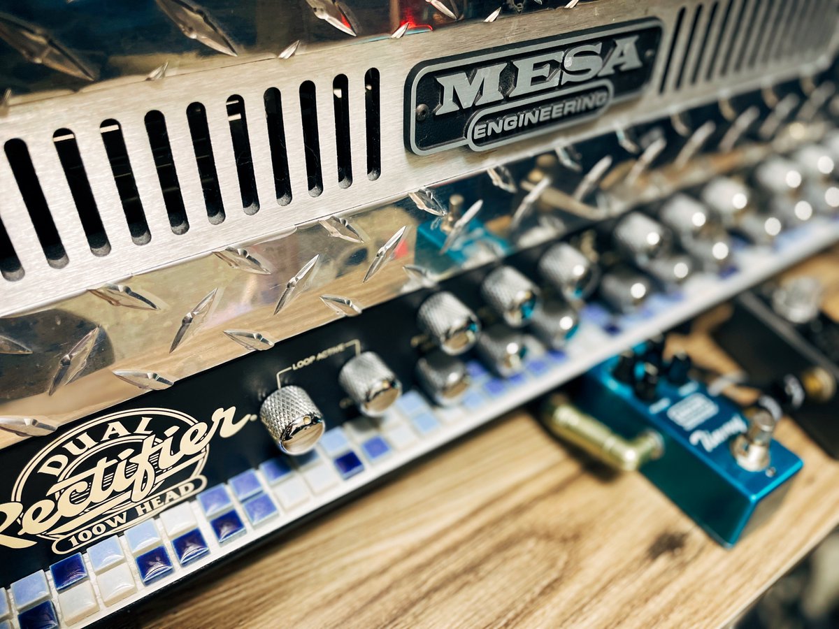 SimonMeg1's tweet image. そろそろ機材の大掃除開始やｗ
メインアンプのDUAL RECTIFIERはちょっと装飾してるからめんどいわ。
タイルの隙間に埃がたまるのよo(`皿´ )o
#DUALRECTIFIER #MESA #MESABOOGIE #AMP #GUITARAMP