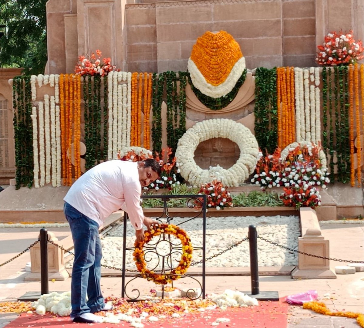 adv_vijayinwc's tweet image. अमर जवान ज्योति पहुंचकर भारत के पहले सीडीएस जनरल बिपिन रावत, उनकी पत्नी श्रीमती मधुलिका रावत एवं सशस्त्र सेनाओं के अधिकारियों-कार्मिकों को श्रद्धांजलि अर्पित की....!