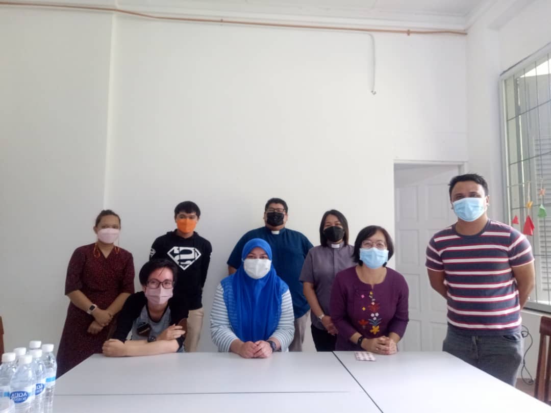 SarawakAIDS's tweet photo. Pada 10 Disember 2021, Sarawak AIDS Concern Society dan Teratak Kasih Tok Nan telah disantuni Pastor Abraham Donald, 
Pastor Deanna Mary dan Encik William Liam dari Presbyterian Reform Church Kuching dan Samarahan. https://t.co/iFnJt8eHtl