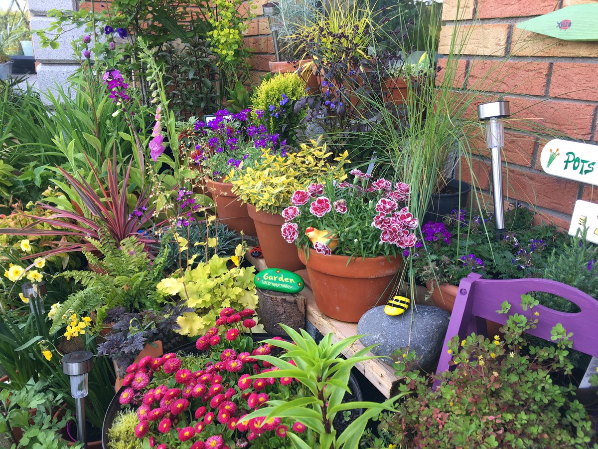 Hugh_Cassidy's tweet image. Morning everyone, some photos of the courtyard from across the seasons to cheer a winter’s day. Wish me luck as repairs from the storm will commence, have a lovely one there 😃🌿🍅🍄 #CheerAWintersDay
