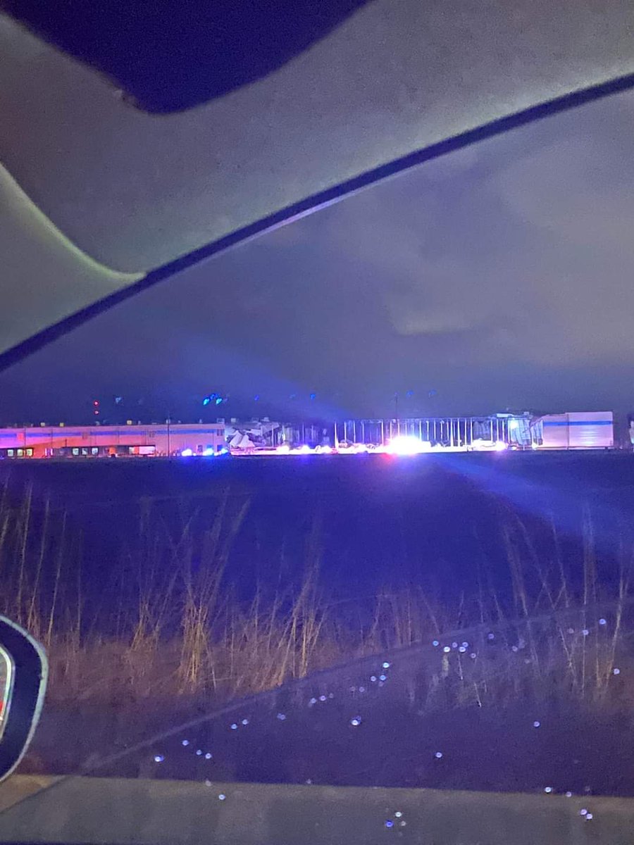 bighoss2b's tweet photo. @amazon warehouse collapse in Glenn carbon ,IL just outside St.Louis. tornado hit the area. #STL https://t.co/2NR1E4GNER