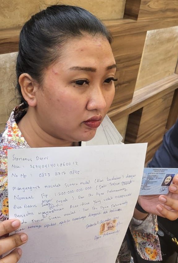 skincarejunkeee's tweet photo. TWITTER PLEASE DO YOUR MAGIC. 
INI ORANG BAWA KABUR DUIT GUE DAN INVESTOR LAIN TOTAL 1.2T.

NAMANYA DYNA RAHMAWATY. 
YG NGELIAT ATAU TAU DI MANA DIA SEKARANG TOLONG BGT INFONYA YA😭 

PLEASE BANTU RT🙏 https://t.co/zx7iGQypbz