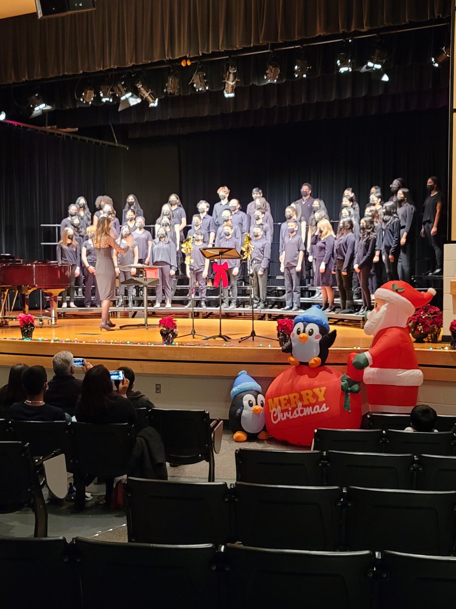 EdLeaderSIB's tweet photo. What a beautiful night @StoneHillMiddle Holiday Sing-a-long. Chorus 8 Stingrays you sound amazing! Thank you SHMS FCCLA for your dedication to community service. Thank you Stone Hill community for your giving.
#BetheChangeSeetheChange @MrsMillsSHM @kanneclark https://t.co/EPwaro3xky