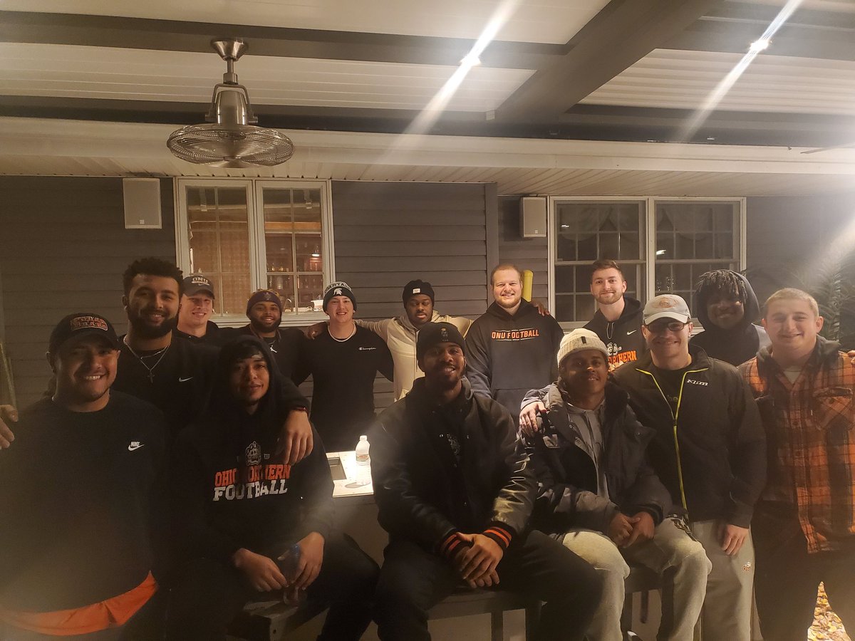 coachDeanPaul's tweet photo. With exams starting Monday, seemed like a good time to get the 2021 seniors together for wings and study break. Proud of these men and looking forward to their future success. https://t.co/6e3Dd6f8Hh