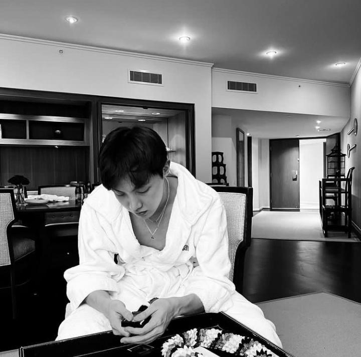 jeongseogsaim's tweet photo. Now my words do not write the love for hoseok 🥺🥺
#WeLoveYouJhope https://t.co/KDGsd4ZRqF