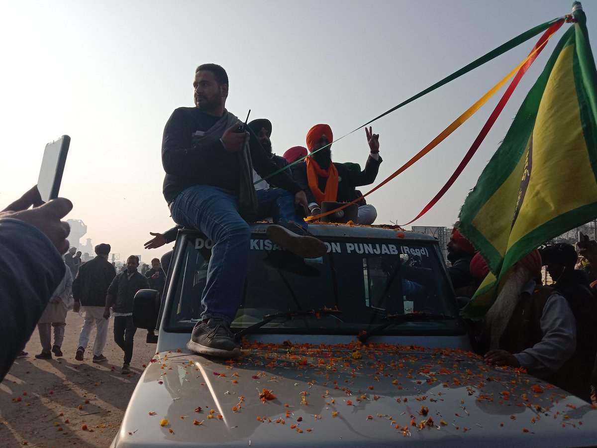 kisanektamorcha's tweet photo. "तेरी छाती पर लिख जिंदाबाद चले है
तुझे जीत कर रे दिल्ली, घर किसान चले है"

- KMP, सिंघु बॉर्डर।

#FarmersProtest_FatehMarch https://t.co/5hS2z2Pdiq