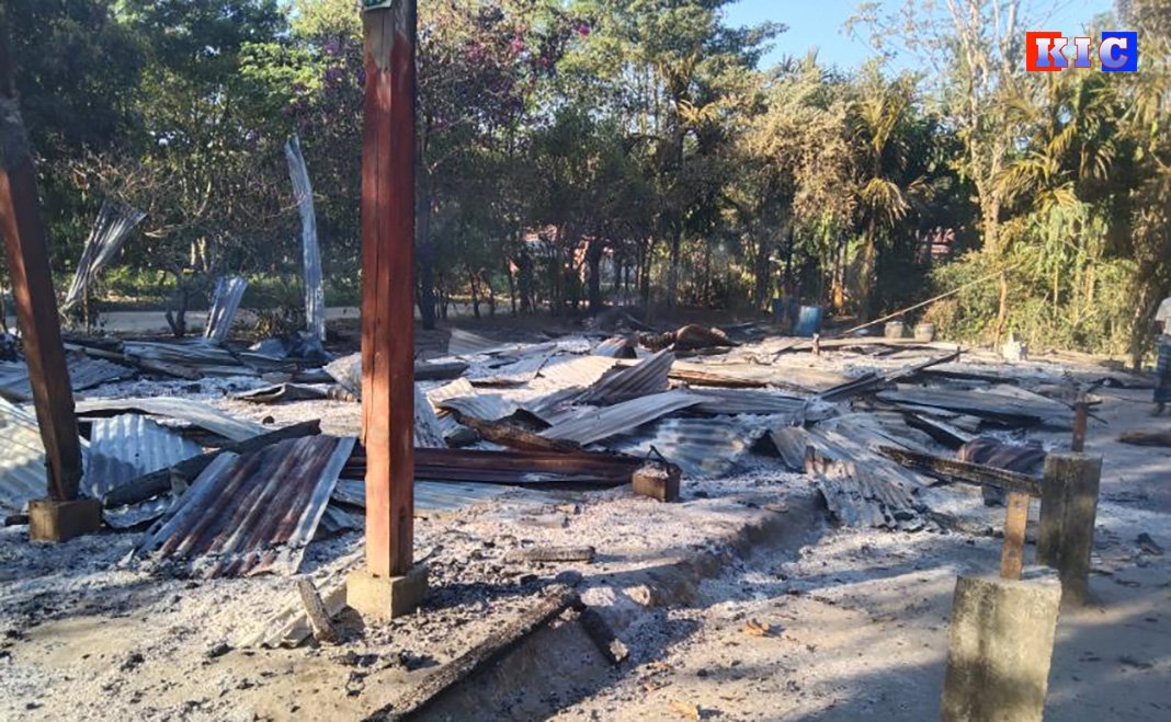 RvlBurma2's tweet photo. Two houses were set on fire in #AungThaPyay village in the #Bay_Lamaing village tract of Ye Township on Dec 8 after a joint force was settling in by the Wekali Army & the 106th Infantry Battalion under the junta.On Dec 9, junta and the KNLA clashed near Aung Tharyar village &... https://t.co/FNHPWi8WCc