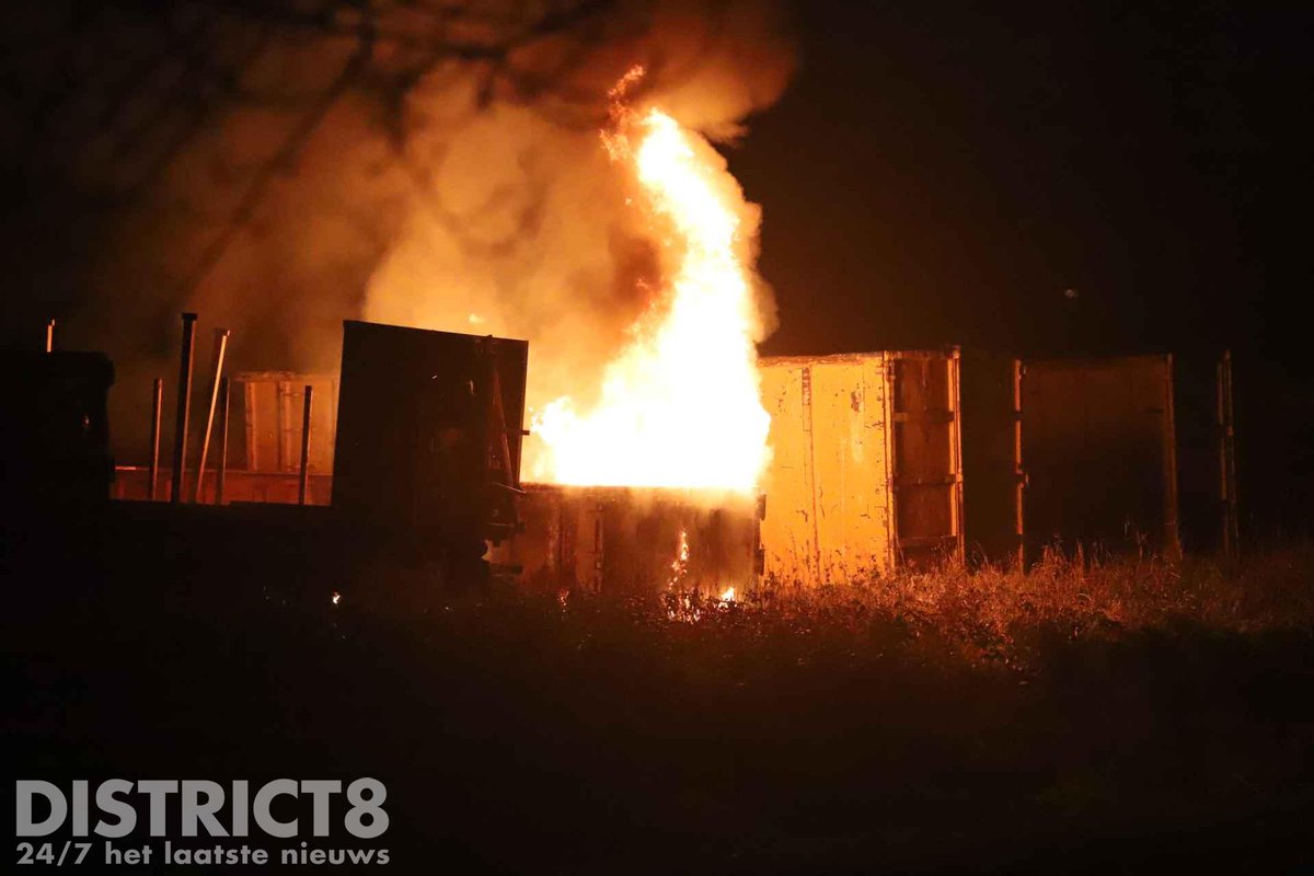 RedactieD8's tweet photo. Aan de #Waterpas in #DenHaag heeft vannacht een puincontainer in brand gestaan. De brandweer had enige moeite met de bestreiding van de brand, maar na het opstellen van het waterkanon was het vuur gedoofd. https://t.co/CGj88h1Y5x