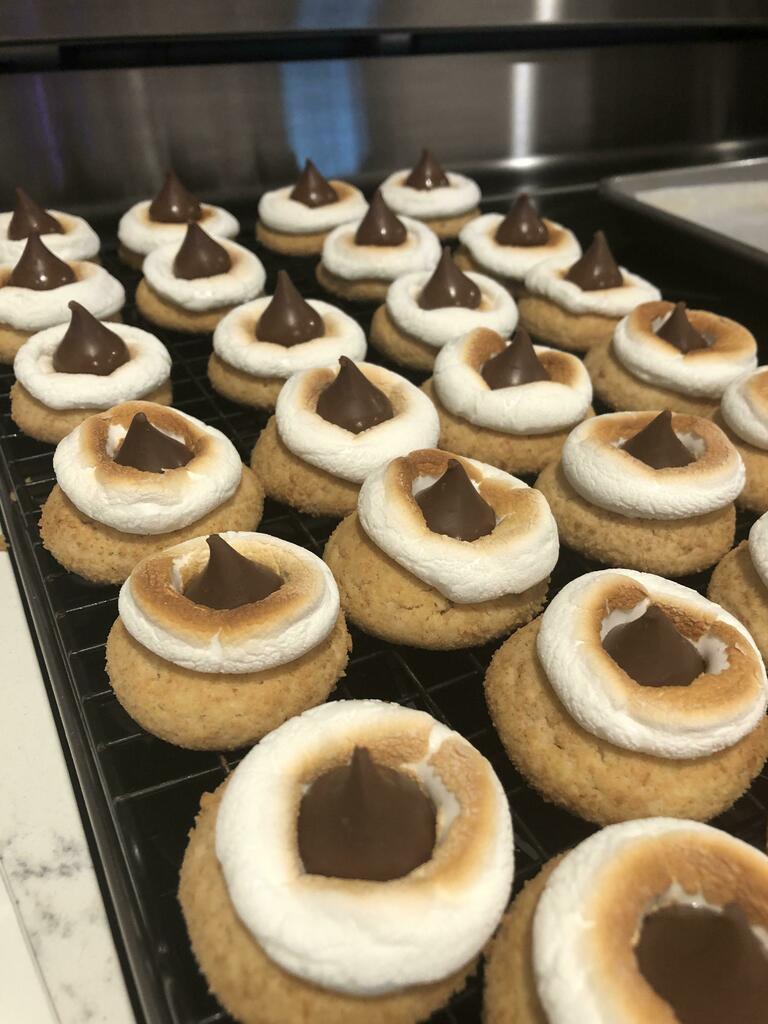 foodietechlab's tweet photo. [homemade] S’mores Blossom Cookies #viral #trending #foodie #foodblogger #foodphotography #ff #tbt #ico https://t.co/RhAsAVdADC