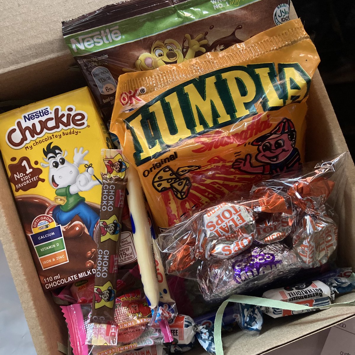 dyoongels's tweet photo. ˗ˏˋ @glossrandaz #thankujaze ˎˊ˗
— pretty necklace omgg!! mah heart is so happy rin sa treats since most of these are my childhood fave snacks<33
꒰ #dyoonmails ꒱ https://t.co/CdhxziP3TU