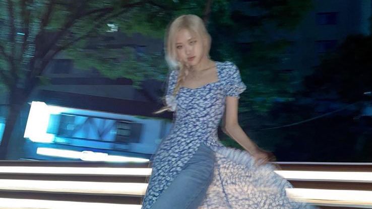 roseshourly's tweet photo. I vote #MAMAVOTE #rosé https://t.co/6P03rfBll7