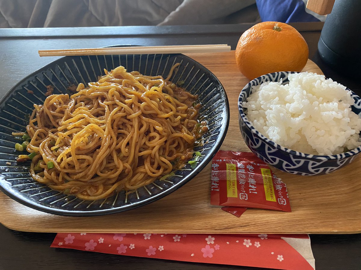 kaitec6's tweet photo. 昼飯はくにまつの汁なし坦々麺🍜
(レンチン)★ https://t.co/Rk0EZyBM28