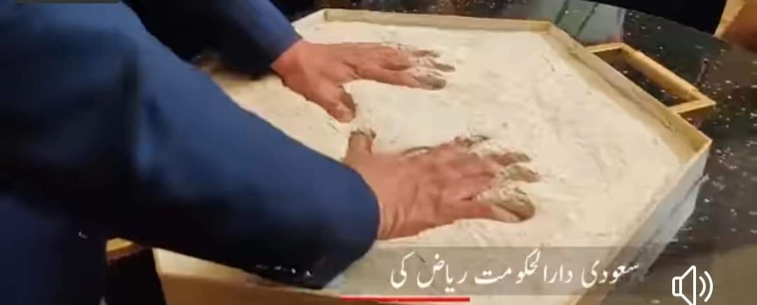 MuftiGRasool's tweet photo. کل جہاں سعودی عرب میں تبلیغی جماعت کے گمراہ ہونے کے خطبات مساجد سے گونج رہے تھے تو وہیں ریاض میں بالی وڈ کے سلمان خان کے ہاتھوں کا نقش بطور نمائش رکھنے کے لیے لیا جا رہا تھا، سلمان کے ساتھ ہندوستان کی کچھ فلمی خواتین بھی بے پردہ انٹرویو دے رہی تھیں۔
مقدس سر زمین پر فحاشی؟ توبہ!!! https://t.co/cLOQZ5Kv5I