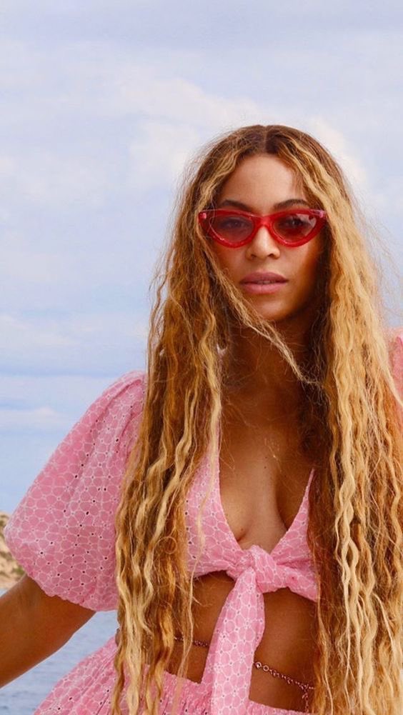 CeceF's tweet photo. What will it be tonight? #TeamFeels or #TeamShoulders tonight as we celebrate the PHENOMENAL @Beyonce now in the @flowerbombch room on @Clubhouse thanks to @morganrhodes @HansElder @joy_trible & the #flowerbombch Fam πΊππΈπΌπ΅ https://t.co/Aabh29fn93