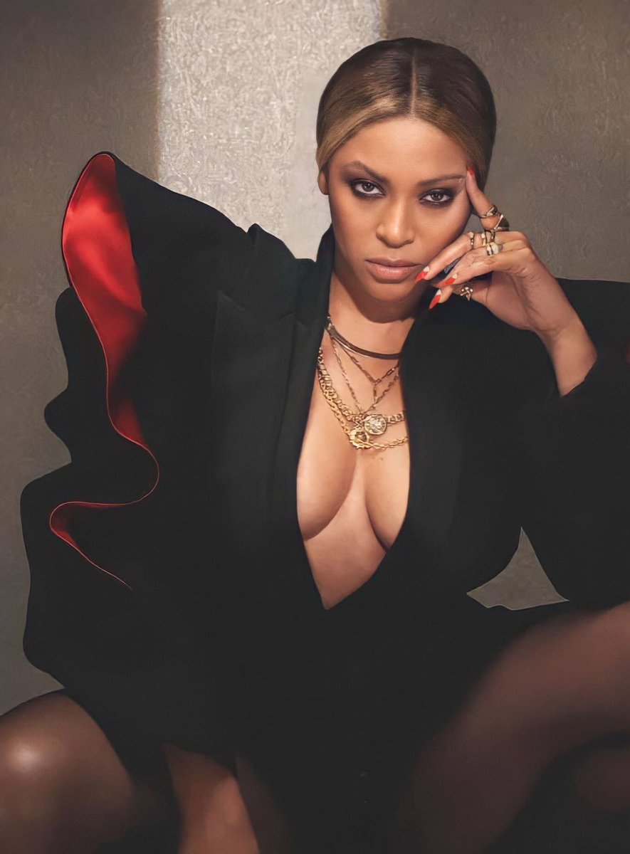CeceF's tweet photo. What will it be tonight? #TeamFeels or #TeamShoulders tonight as we celebrate the PHENOMENAL @Beyonce now in the @flowerbombch room on @Clubhouse thanks to @morganrhodes @HansElder @joy_trible & the #flowerbombch Fam πΊππΈπΌπ΅ https://t.co/Aabh29fn93