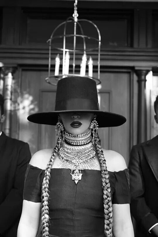 CeceF's tweet photo. What will it be tonight? #TeamFeels or #TeamShoulders tonight as we celebrate the PHENOMENAL @Beyonce now in the @flowerbombch room on @Clubhouse thanks to @morganrhodes @HansElder @joy_trible & the #flowerbombch Fam πΊππΈπΌπ΅ https://t.co/Aabh29fn93