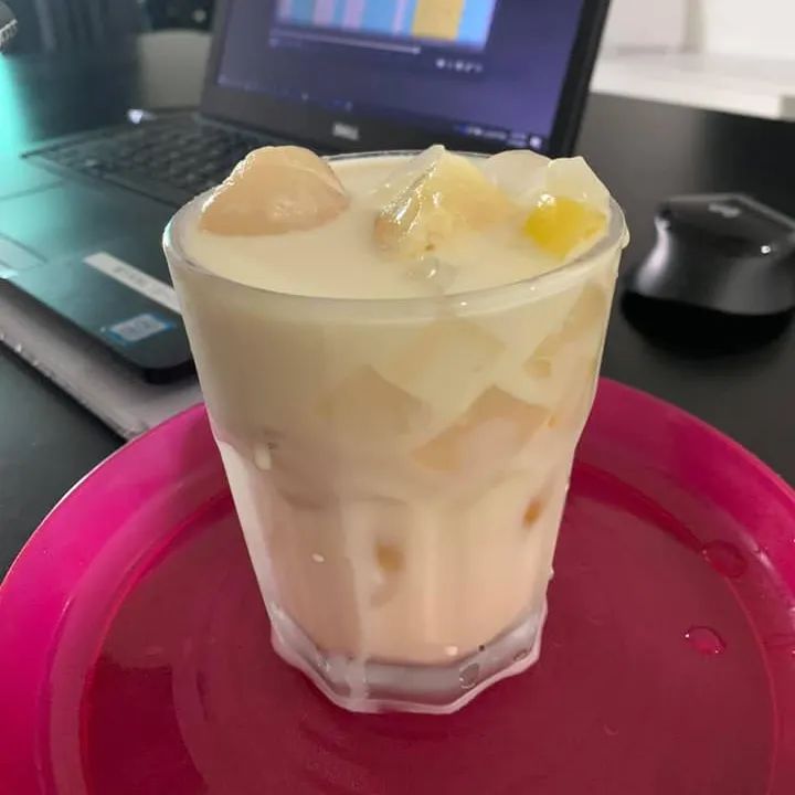 DailyMakan's tweet photo. Jom cuba resipi Koktel 7 Keturunan🍹🍒🥭

Bahan-bahan:
- 1/2 tin krimer pekat manis
- 1 kotak whipping cream (250ml)
- 1-2 tin susu sejat Carnation
- Nata de coco
- 1 tin laici
- 1 tin buah-buahan koktel
- Ais ketul

Cara- Cara:
1. Tapis buah-buahan koktail dan buang airnya. https://t.co/9FXWlVJuV3
