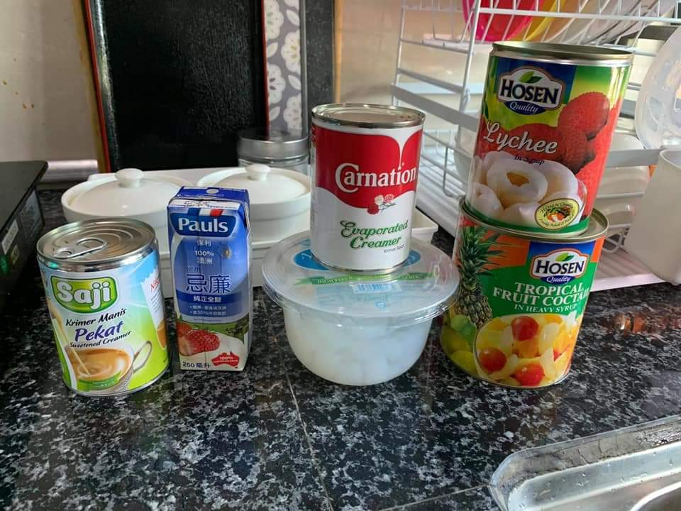 DailyMakan's tweet photo. Jom cuba resipi Koktel 7 Keturunan🍹🍒🥭

Bahan-bahan:
- 1/2 tin krimer pekat manis
- 1 kotak whipping cream (250ml)
- 1-2 tin susu sejat Carnation
- Nata de coco
- 1 tin laici
- 1 tin buah-buahan koktel
- Ais ketul

Cara- Cara:
1. Tapis buah-buahan koktail dan buang airnya. https://t.co/9FXWlVJuV3