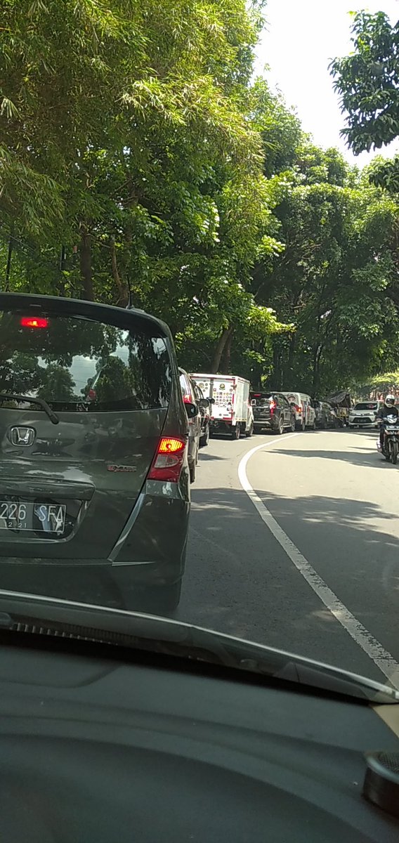 Ian1981Doanx's tweet photo. @PRFMnews Terdapat kepadatan.. Parah Ledeng arah lembang.. https://t.co/QGsxvhsFbw