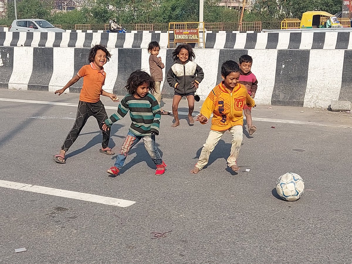 rupashreenanda's tweet photo. Kids making good use of a blocked NH in the #Gazipur border, playing football before the highway reopens again for traffic !
#Gazipur #FarnersProtest https://t.co/GfCyMLVhTW