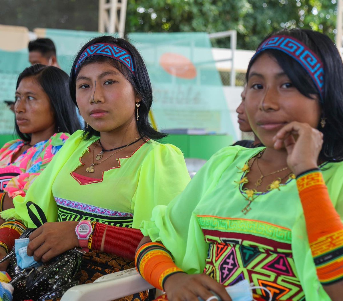 acastroforero's tweet photo. Llegamos hasta Unguía donde se junta el río Atrato con el Mar Caribe, territorio ancestral del pueblo #Gunadule ellos recibieron sentencia de restitución de tierras que benefició a 120 familias; esta comunidad teje su identidad cultural a través del arte. Gracias por esta Mola!!! https://t.co/2IabSm3KcZ