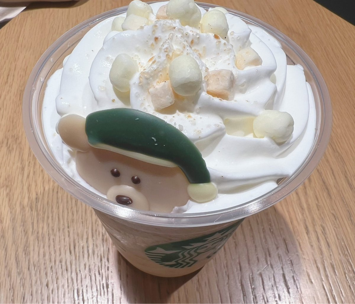 頑張ったご褒美と捉えるか
欲望に負けたと捉えるかは自分次第。
あざと顔のクマたんに見られながら
飲むフラペチーノは罪な味...