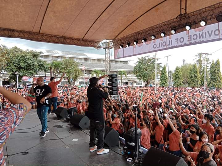 Cerbo1Ivan's tweet photo. Rain or Shine para Kay BBM-SARA with Sherwin Palmares
#ILOILOFORBBMSARA 
#RainorShine
Kahit malakas na po ulan😍 https://t.co/Sq2qjAuae1