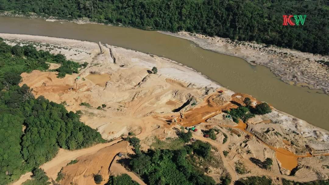 RvlBurma2's tweet photo. @kachinwaves reported: Jade blocks, which have been banned by the #NLD GOV:since the covid outbreak, after the military coup continue to be mined day and night by heavy machinery, and rare earths are still being mined in #Chipwe, & gold mining is on the rise across Kachin State. https://t.co/tetnUl0ONh