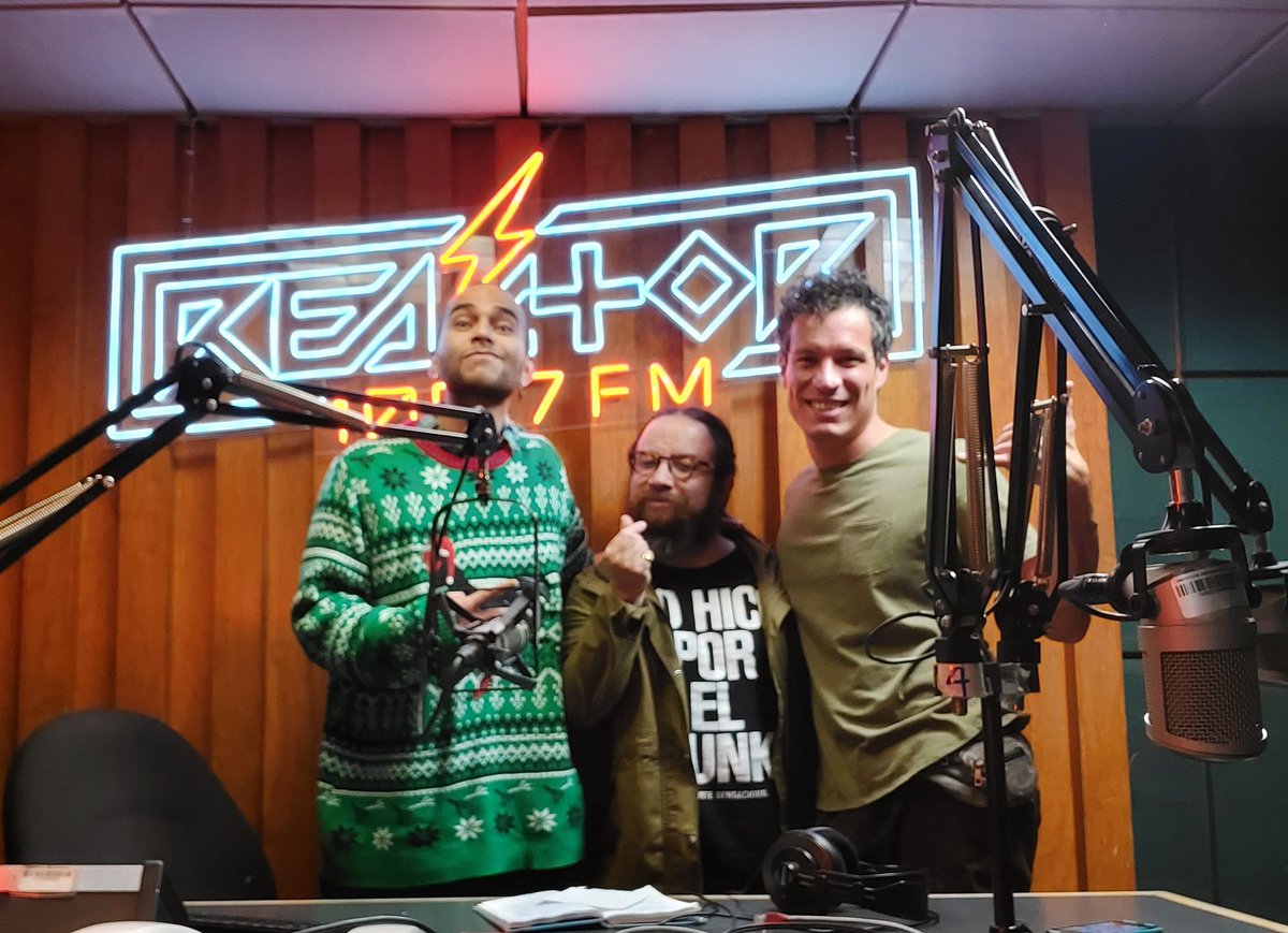 Ellos son mi carnales y hacen lo que les gusta de manera espectacular. Yo, desde otro lugar, hago lo que amo. La idea de la competencia es algo que se inventó gente que no sabe lo que es colaborar.