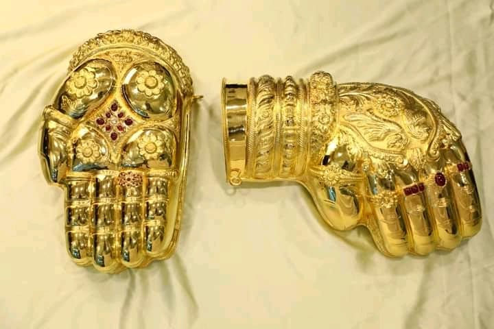 ANI's tweet photo. Andhra Pradesh: A pair of 'Varada-Kati Hastas', made of gold and studded with diamonds and rubies, were donated to Sri Venkateswara Swamy Temple in Tirumala by a devotee. The ornaments weighed around 5.3 kgs and worth about Rs 3 crores. https://t.co/wX0ToHp6rw