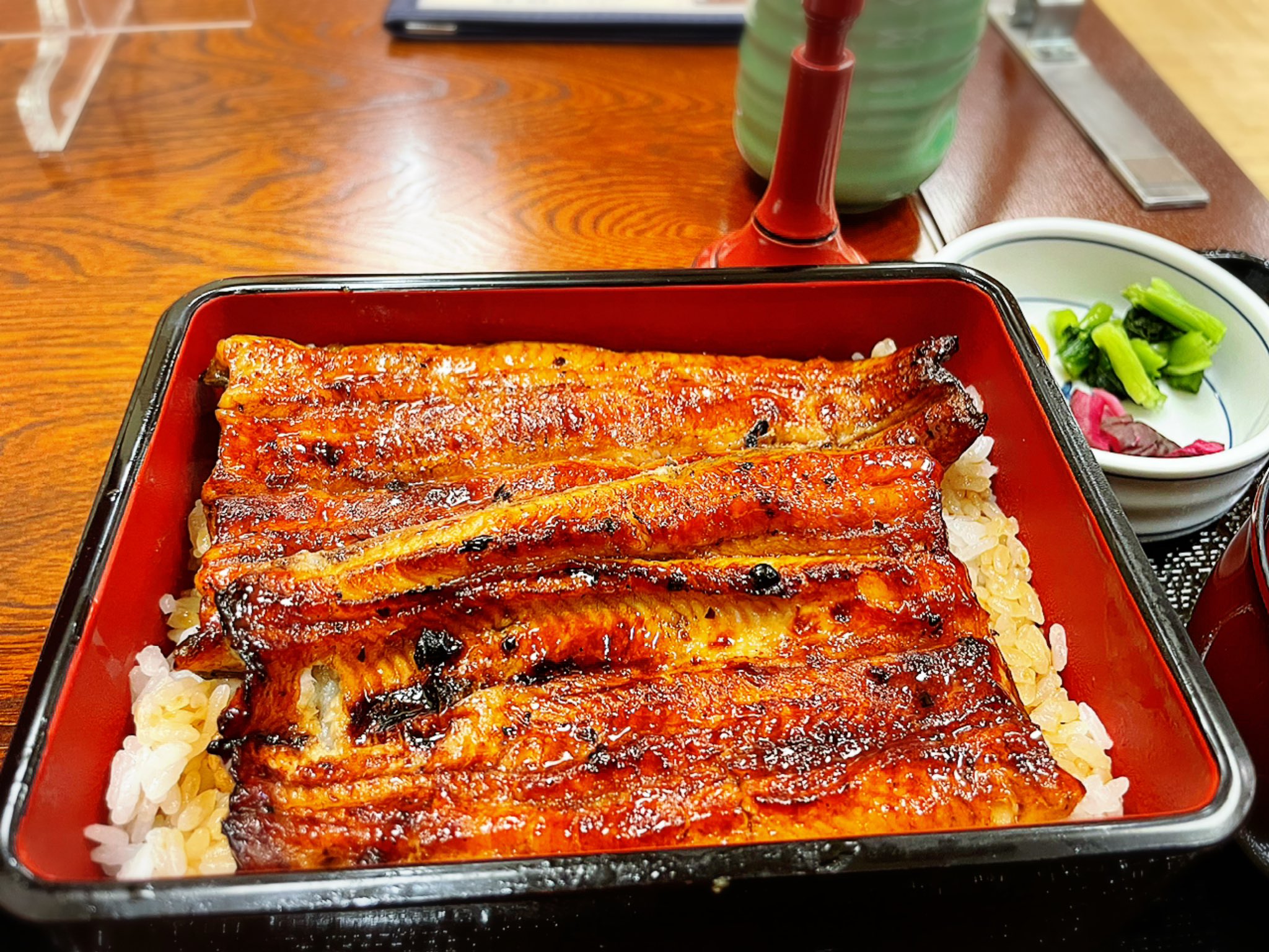 はな 富嶽はなぶさ 伊豆長岡温泉 三代目 花房光宏 清水町の鰻屋 うな繁 とにかく広い店内 駐車場は観光客の方には安心です 鰻は国産鰻だとうな重40円 中国産だと3100円 今回は国産のうな重を注文しました 注文してあっという間に運ばれて来ます