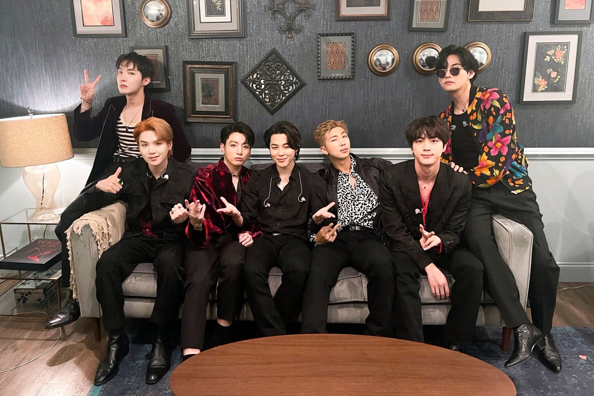 ipotV30's tweet photo. syng Bangtan 💜
BTS IS 7

Kim Namjon 
Kim Seokjin
Min Yoongi
Jung Hoseok
Park Jimin 
Kim Taehyung
Jeon Jungkook https://t.co/6o9XOlN3h5