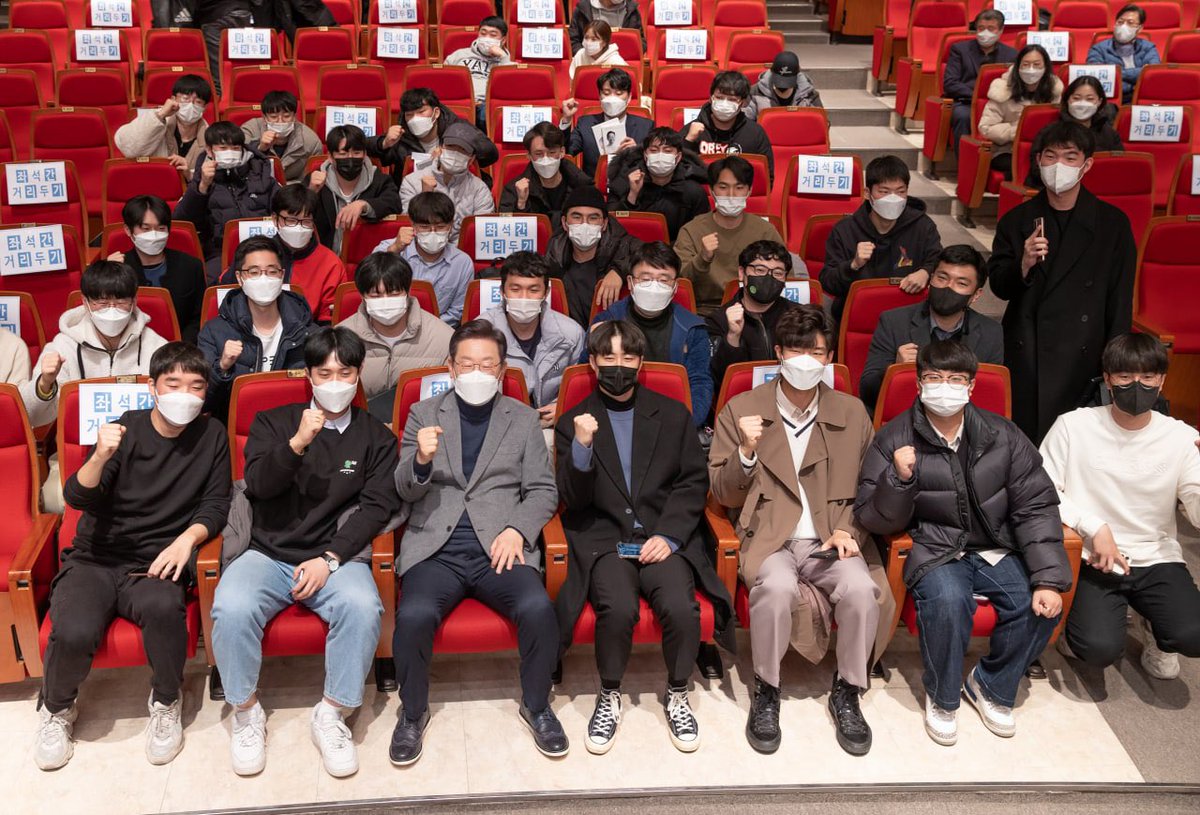 금오공대 학생들을 만났습니다. 지방 청년의 당면한 고민부터 대한민국 미래에 대한 폭넓은 질문까지 이어졌습니다.

금오공대는 박정희 대통령이 설립했고 제조업 중심 경제부흥을 선도했던 곳입니다. 지역불균형 해소하고 침체된 경기를 살려 청년이 다시 희망을 가질 수 있는 나라 꼭 만들겠습니다.