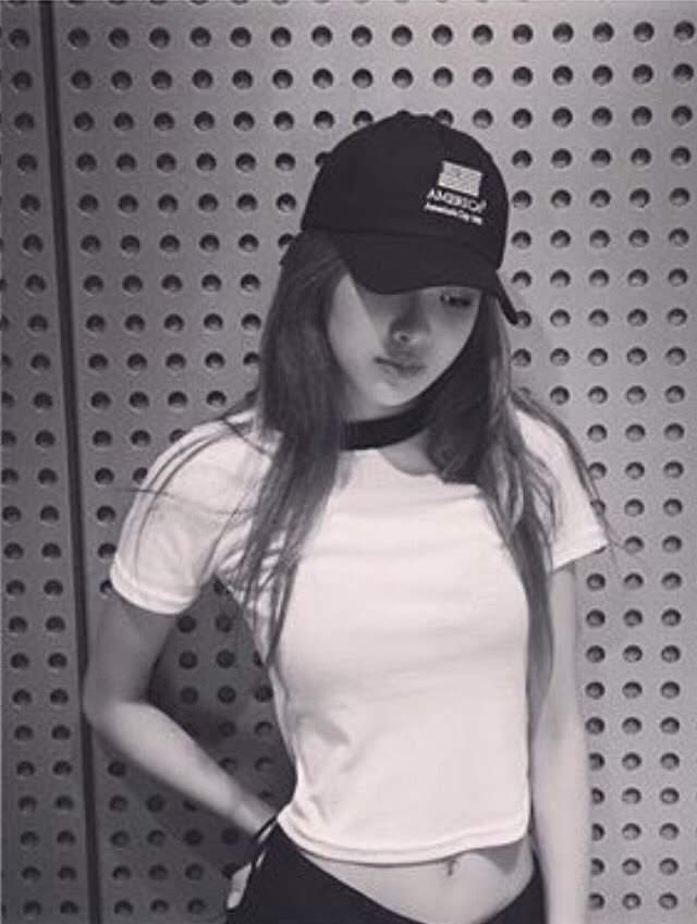 gvlvdriel's tweet photo. “You got games on your phone?” 
#MAMAVOTE #rosé https://t.co/7rgF4fnOjL