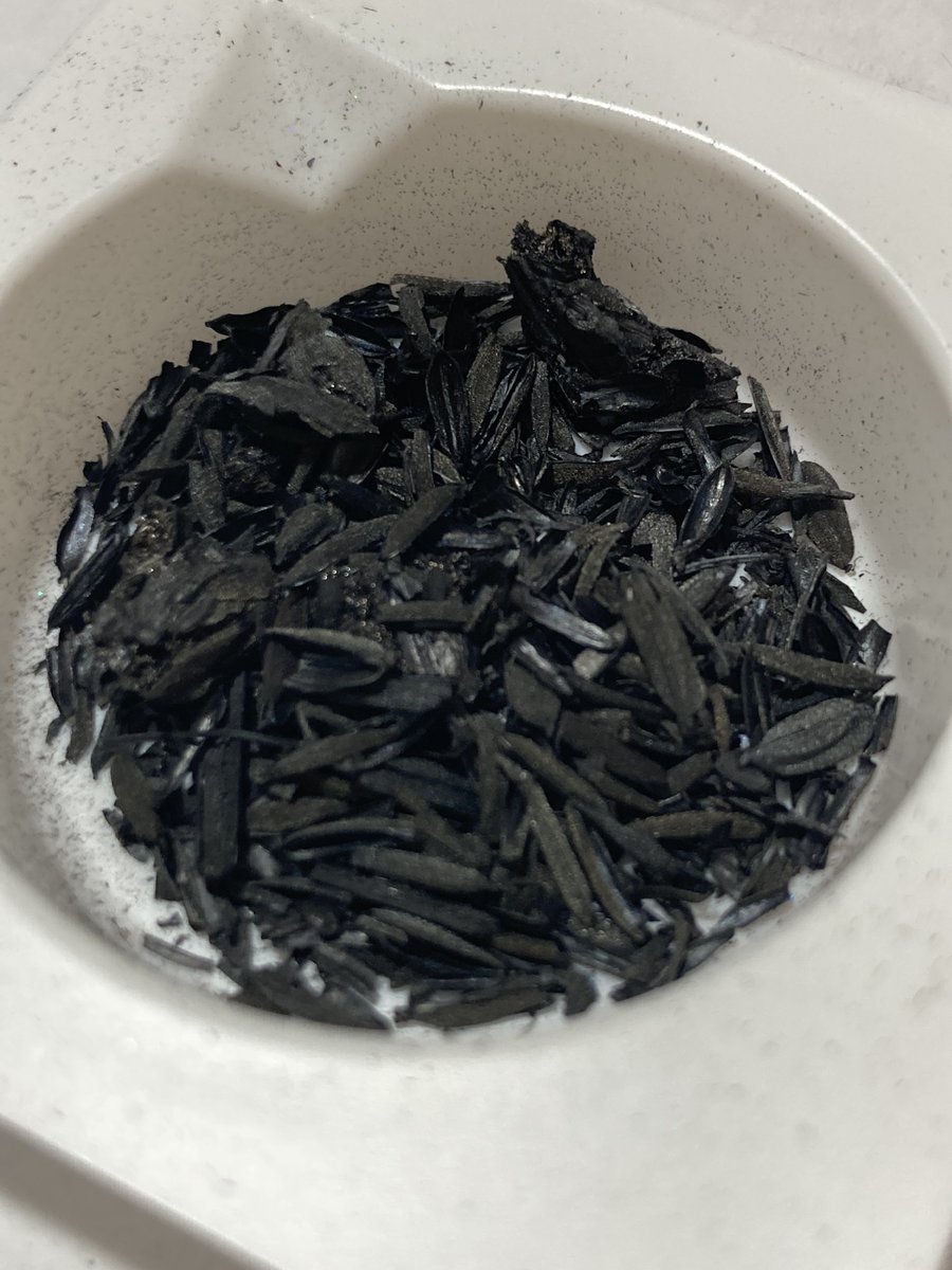 itumoaoi's tweet photo. #PB5000
津軽塗の中でも紋紗塗といって籾殻の炭を粉にして漆と塗り込む技法を用います、一つは軸を太くする為です。
写真は籾殻の炭、細かく砕いたもの。紋紗塗の軸 https://t.co/phjMkFNvnR