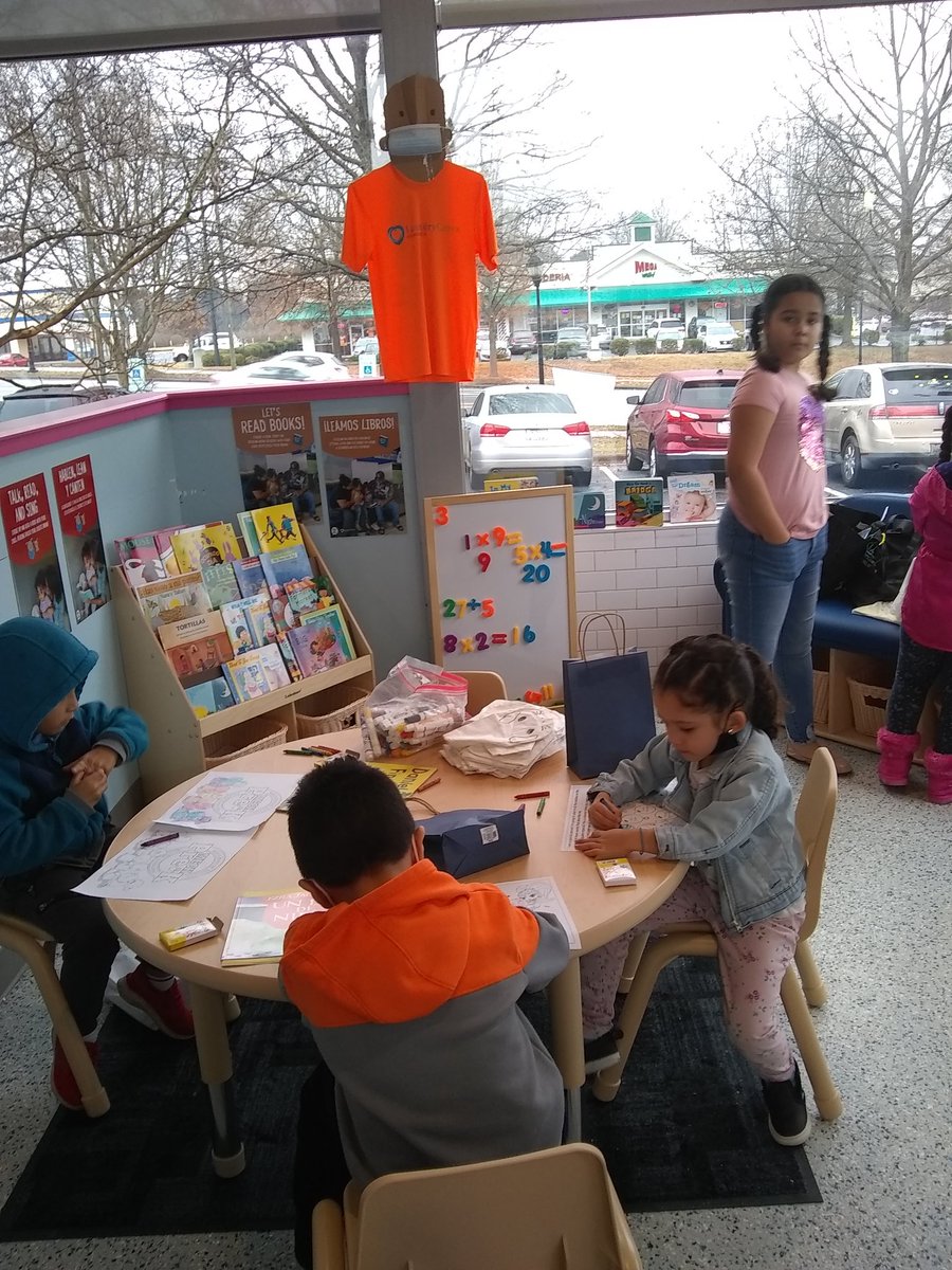cleanstartcorp's tweet photo. The kids @laundryroomclt enjoying reading while their parents enjoyed #freelaundryDay with @laundrycares @CoinLaundryAssn Thanks for allowing @cleanstartcorp to man the #readplaylearn cubbyhole. #weHadFun https://t.co/zZeGxIH4Xx