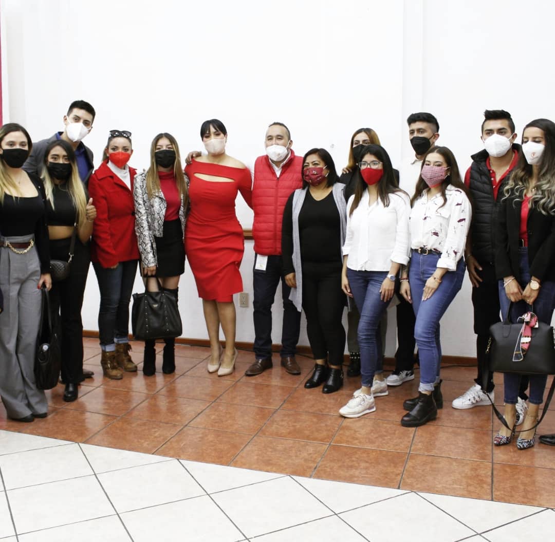 Hoy nuestro presidente de la JP CDMX asistió a la toma de protesta de @grecjim12, Secretaria de Planeación y Estrategia del PRI CDMX, en compañía de los integrantes de la JP de distintas demarcaciones. Sria. Grecia, estamos contigo y te deseamos mucho éxito!
#SomosJP