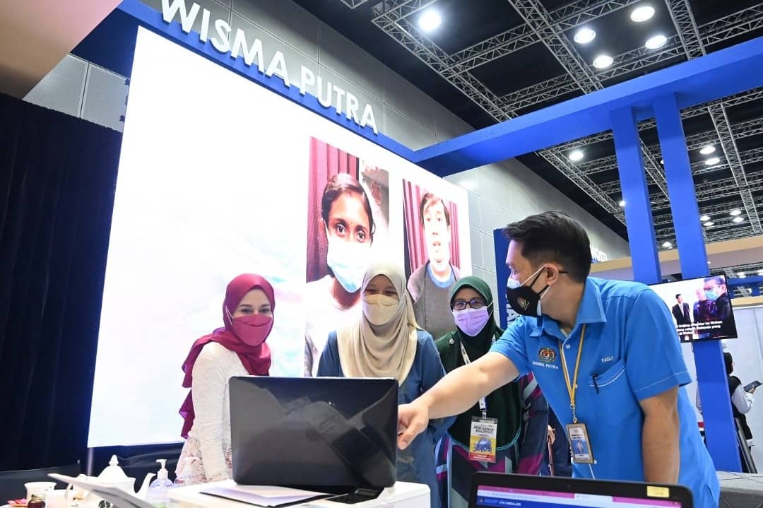 saifuddinabd's tweet photo. YAB PM @IsmailSabri60 melawat booth @MalaysiaMFA di program 100 Hari Aspirasi #KeluargaMalaysia. Dengan pelbagai perkhidmatan disediakan seperti khidmat konsular, peluang latihan praktikal serta diplomasi awam, booth Wisma Putra mendapat sambutan memberangsangkan dari pengunjung. https://t.co/P8vIrOyQuw