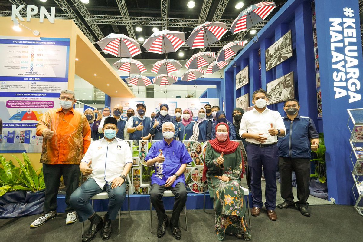saifuddinabd's tweet photo. YAB PM @IsmailSabri60 melawat booth @MalaysiaMFA di program 100 Hari Aspirasi #KeluargaMalaysia. Dengan pelbagai perkhidmatan disediakan seperti khidmat konsular, peluang latihan praktikal serta diplomasi awam, booth Wisma Putra mendapat sambutan memberangsangkan dari pengunjung. https://t.co/P8vIrOyQuw