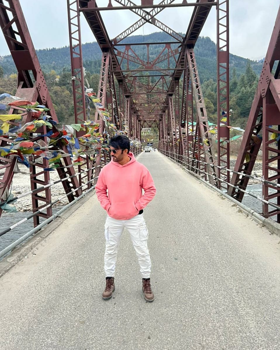 SharadK7's tweet photo. Batao bridge par kitne flags hain?
.
.
#startcounting #flags #morning #wanderer #wanderlust #mountains #mountainscalling #nature #caption #tellme #count #counttheflags #tellmeincomments #photooftheday #pictureoftheday #sharadkelkar #bollywood #explore https://t.co/dYki5DsqTx