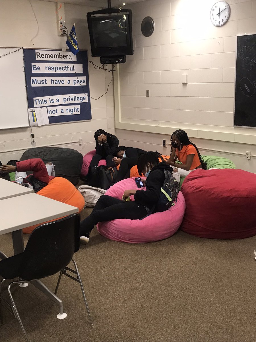 Luvmydragons's tweet photo. The Hot Spot 🔥🔥 is open for business!! (AKA School Store!) #LuvMyDragons ClintondaleCares @ShaunaHemler https://t.co/ZB9qaEpb6J
