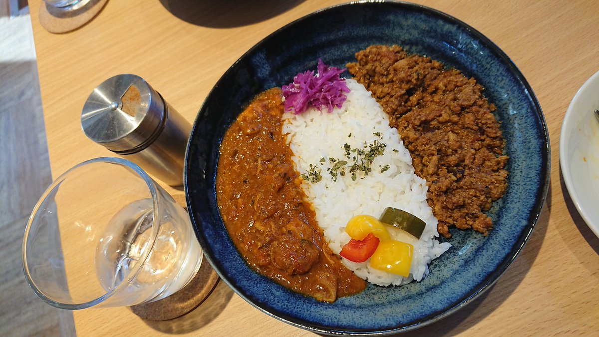 clala_noko's tweet photo. おともだちと美味しいカレーを食べてます♪(*^^*)あいがけ素敵♪
#bepark https://t.co/01zqE6u1r6