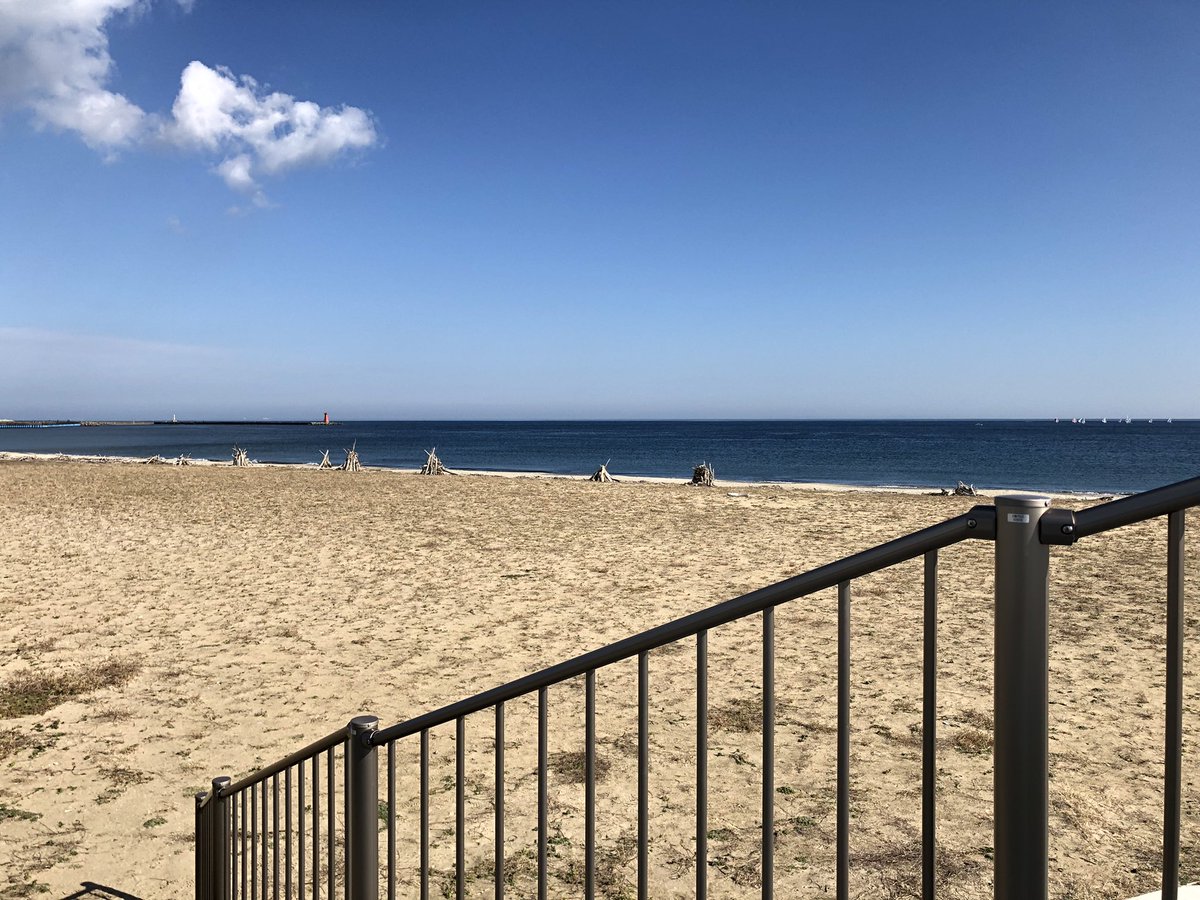take36157175's tweet photo. 久しぶりに海見た。

この積み木はなんなんだろうか。
後で燃やすのかね。 https://t.co/3BrnGFiSm0
